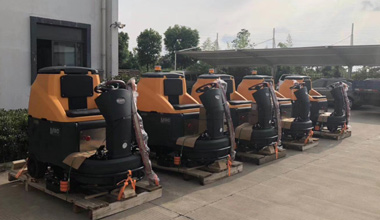 M90駕駛式洗地機(jī)服務(wù)于某工廠(chǎng)